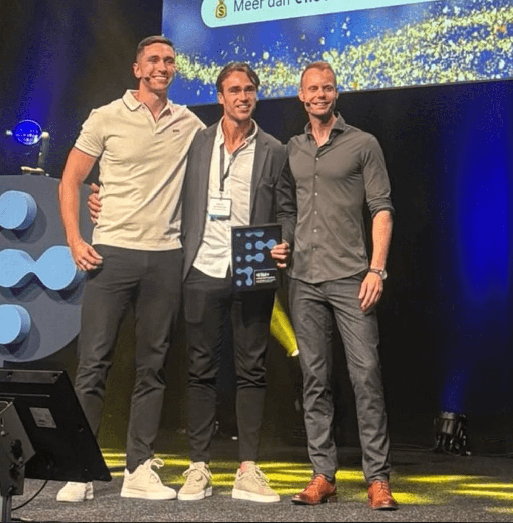 WhatsNext team ontvangt award op het podium